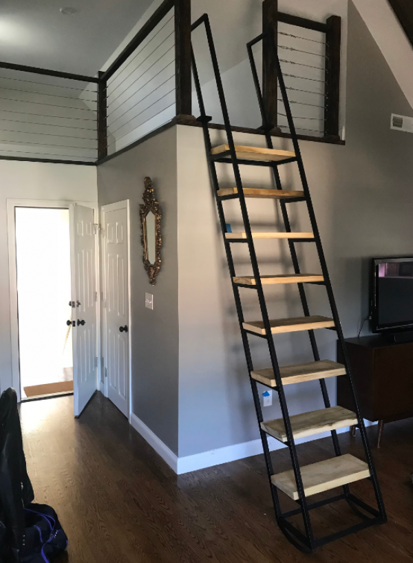 Tangga kayu dengan tali besi sebagai pegangan